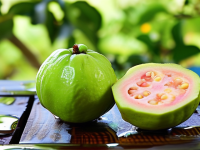 番石榴，水果中的营养宝库，如何与主食搭配提升健康